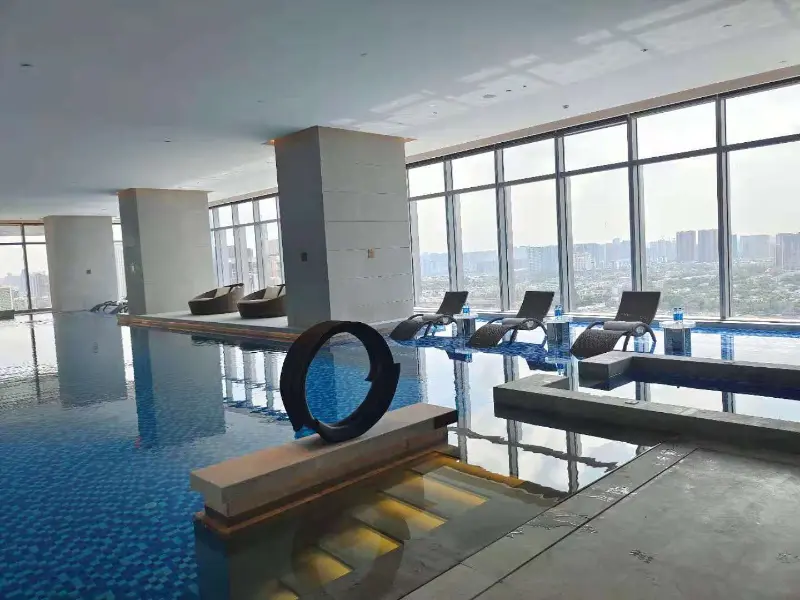 Hệ thống máy bơm nhiệt và điều hòa không khí của bể bơi Blueway đảm bảo sự thoải mái quanh năm tại khách sạn Chengdu Bay Sky Infinity Pool